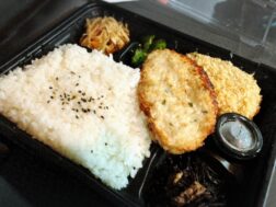 キヨハラの鶏つくね＆コロッケ弁当650円