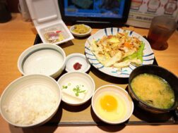 やよい軒の肉野菜炒め定食950円と納豆110円と生たまご70円